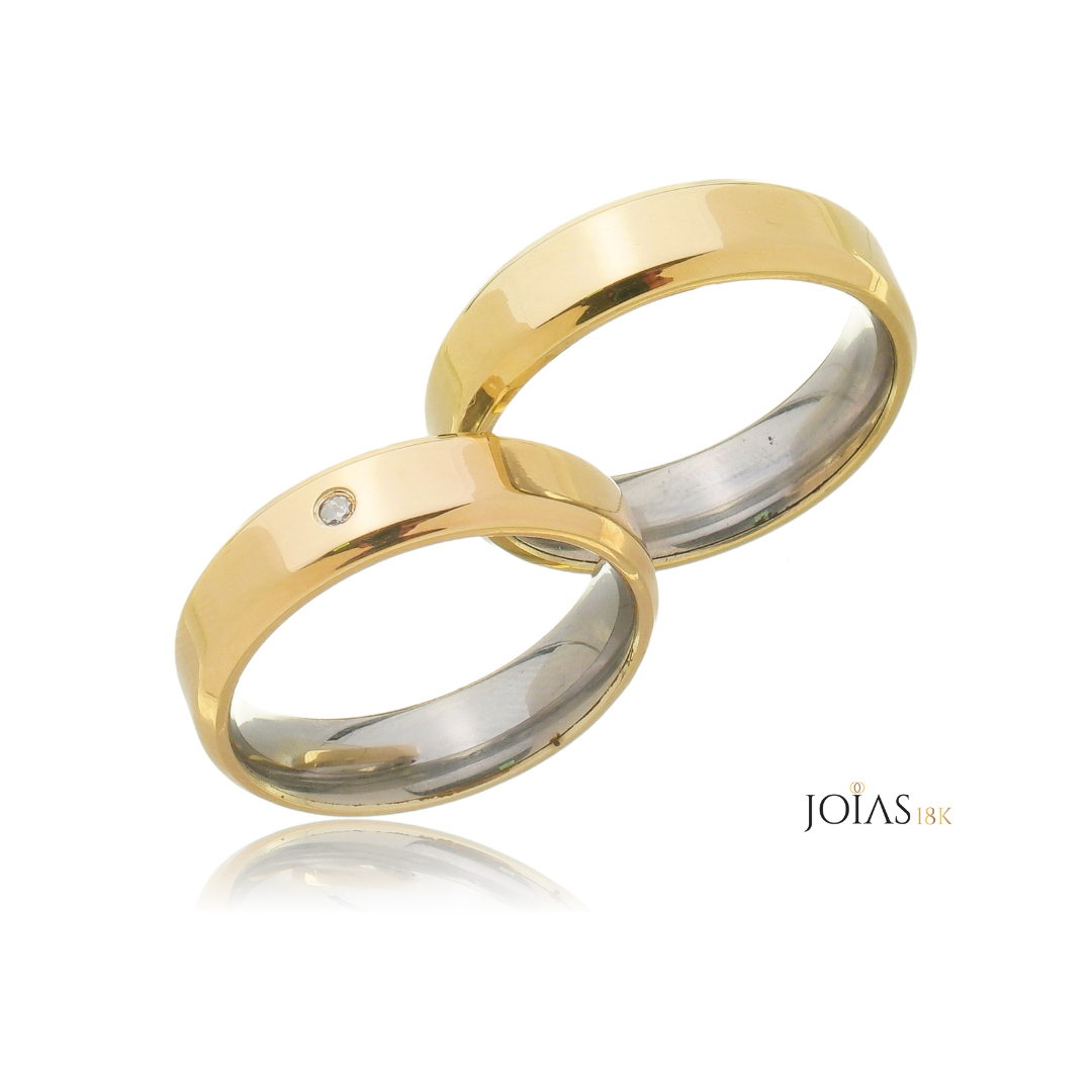 Aliança de casamento chanfrada, 5mm, feita em aço inoxidável com ouro 18K, ideal para um visual arrojado.