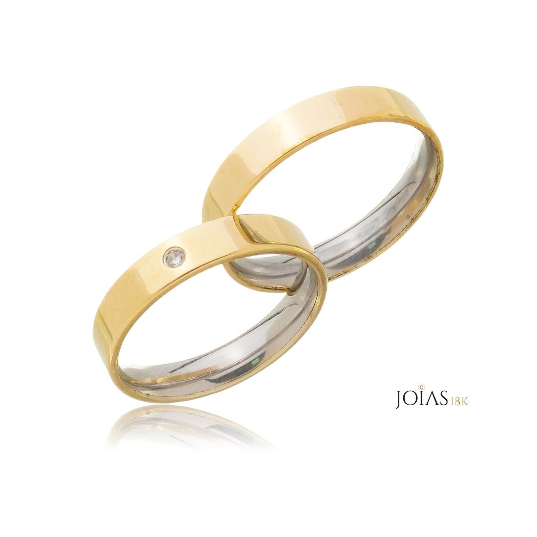 Aliança de casamento reta, 4mm de largura, feita em aço e ouro 18K, ideal para um estilo clássico