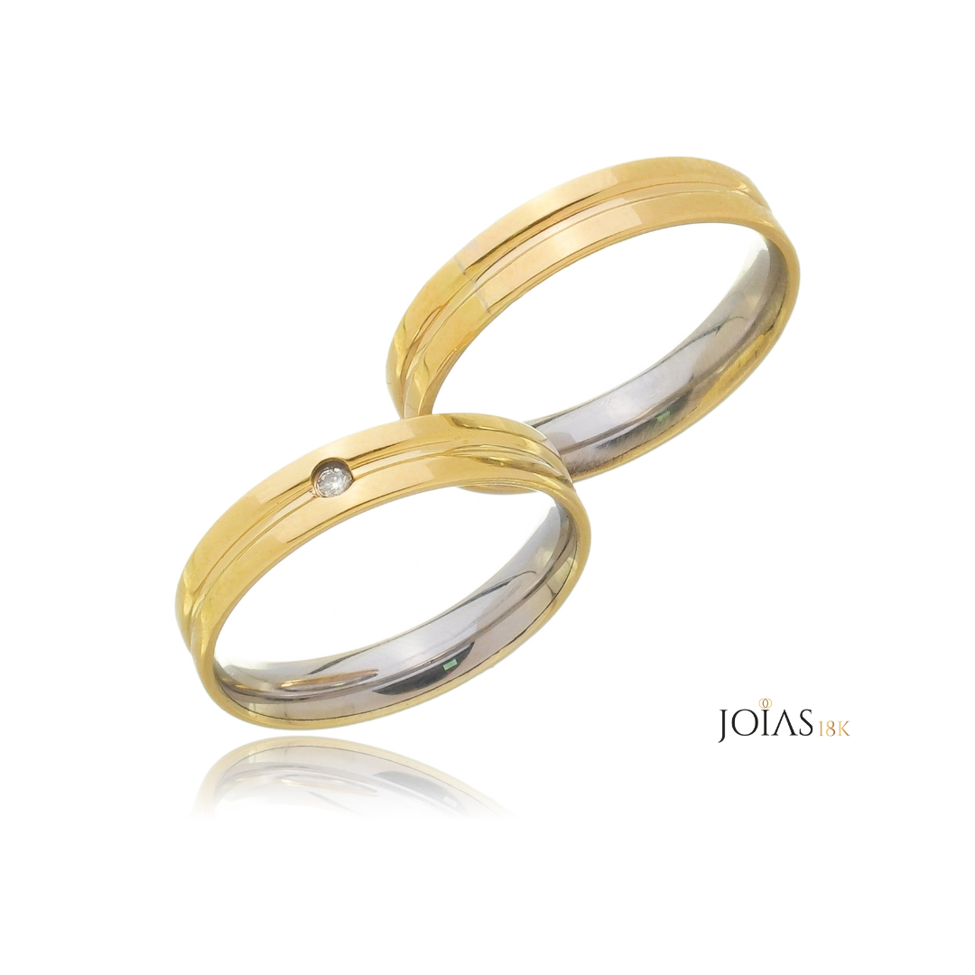 Aliança de casamento reta com friso, 4mm de largura, feita em aço e ouro 18K, ideal para um estilo clássico